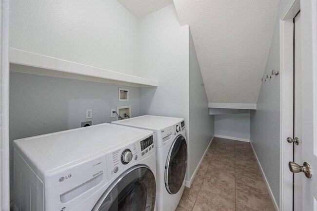 Building Photo - 203 W Sundance Cir