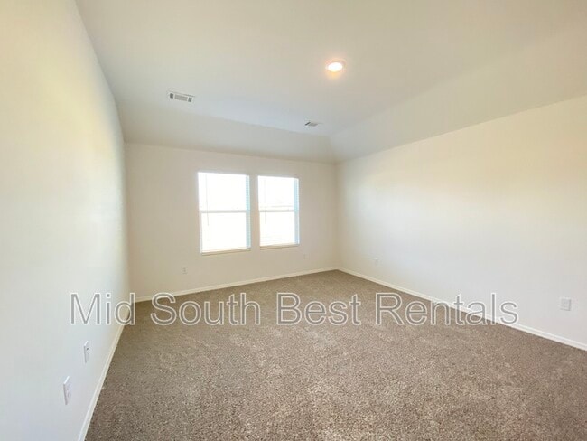 Building Photo - 44 Kelton Ln