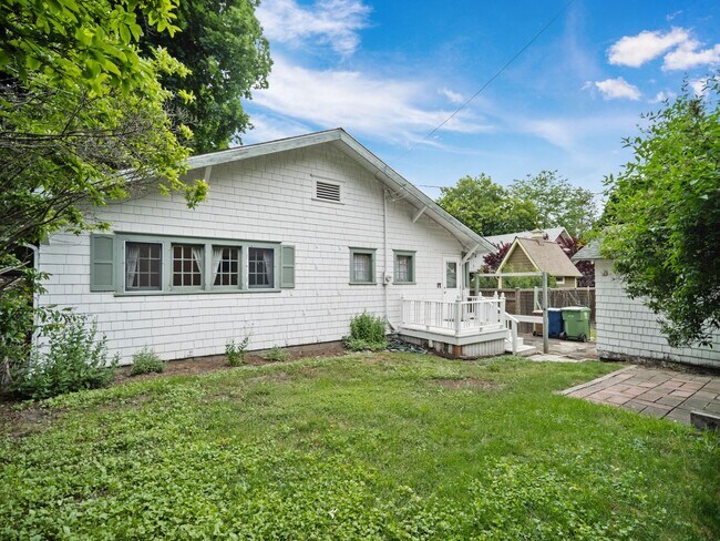 Building Photo - Charming Furnished 2BR Bungalow in Rockwood