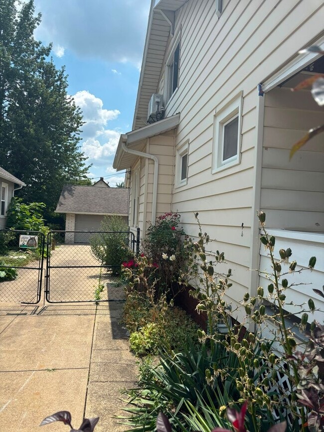 Building Photo - 3611 Buechner Ave