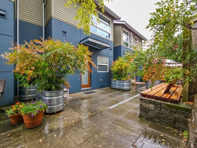 Building Photo - 3-Story Townhouse | 3 Bed, 3.5 Bath | Central Heating | Hardwood Floors | Carpeted Bedrooms | Off...