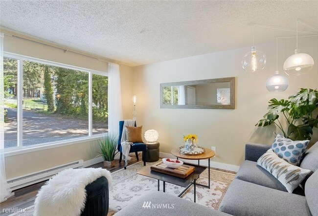 Building Photo - 3 br, 1 bath Duplex - 9914 112th Street So...