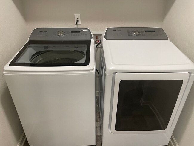 Building Photo - 4 Bed 2.5 Bath Home! Located near the Ridgefield Outdoor Recreation Center, equestrian facilities...