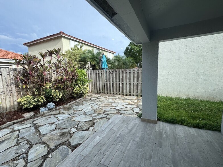 Building Photo - 5593 NW 102nd Pl