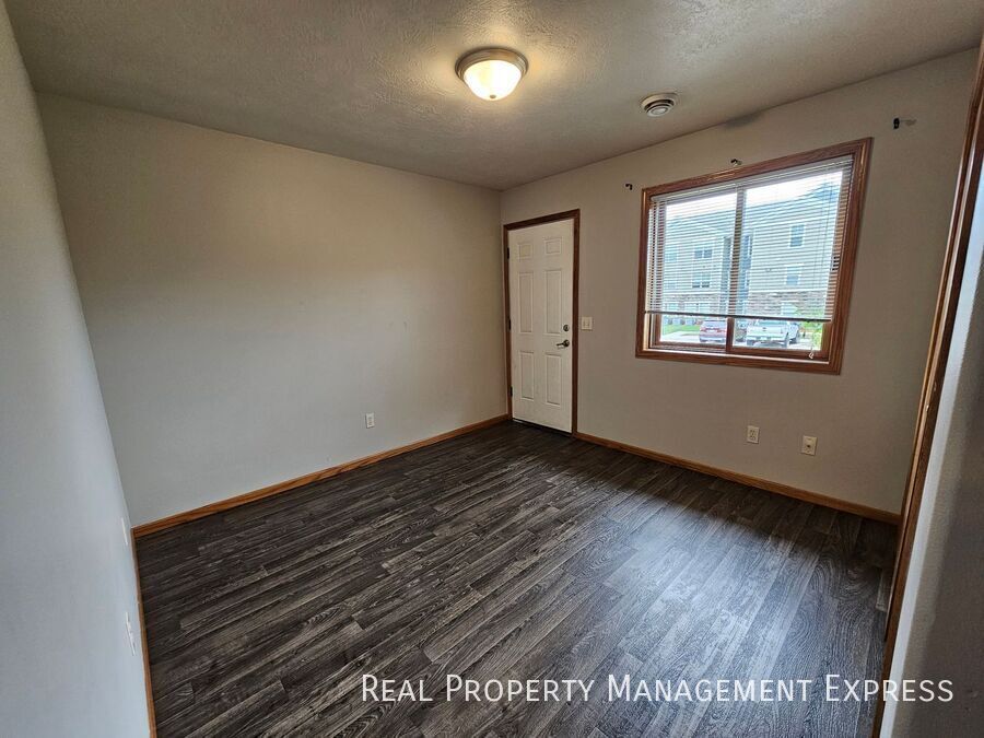 Building Photo - Spacious 3-bedroom, 1-bathroom Townhome Wi...