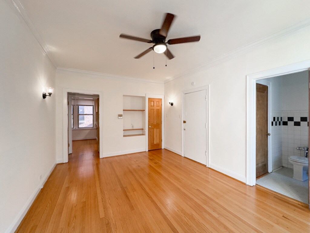 Building Photo - 522 W Surf St