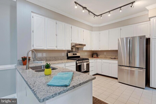 Building Photo - 16131 Parklawn Pl