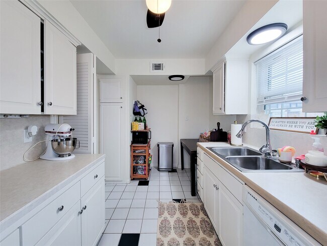 Building Photo - 2021 Winrock Blvd