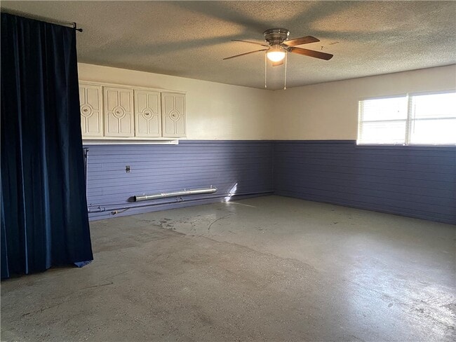 Building Photo - 536 W Yoakum Ave