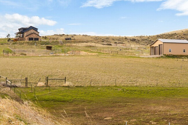 Building Photo - Spacious 6-bedroom, 4.5-bathroom home is i...