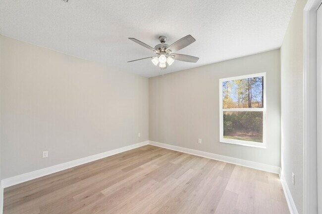 Building Photo - 1336 W Cary Dr