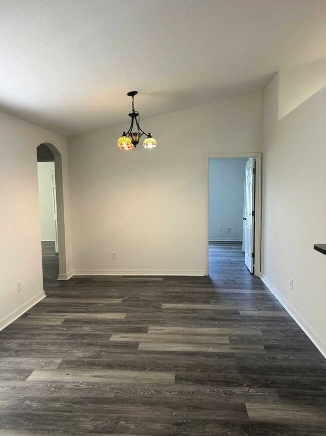 Building Photo - Freshly painted interior and BRAND NEW LVP...