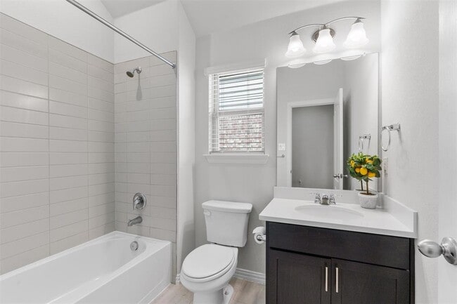 Building Photo - 562 Leadtree Loop