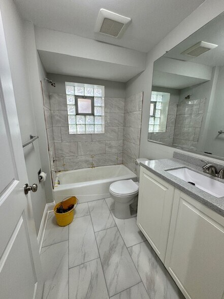 Building Photo - 3647 N Marshfield Ave