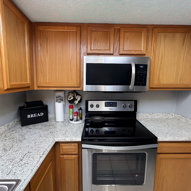 Building Photo - Modern Townhome in Central Orange Park – Q...