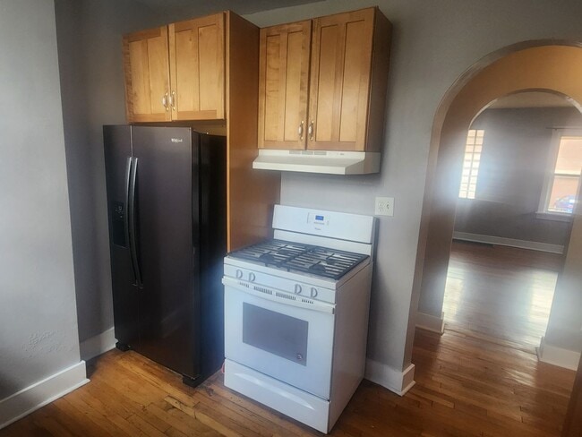 Building Photo - 2 Bedroom 1 bath updated Row Home