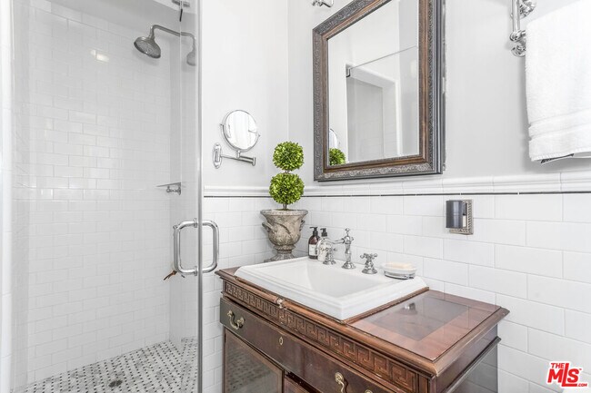 Building Photo - 1424 N Crescent Heights Blvd