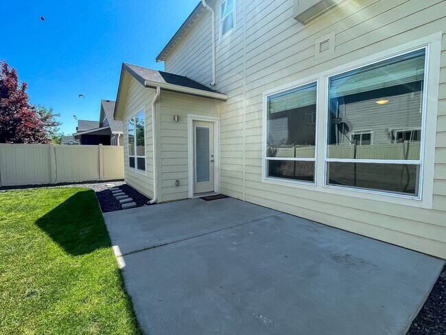 Building Photo - 2592 E Blackstone Dr