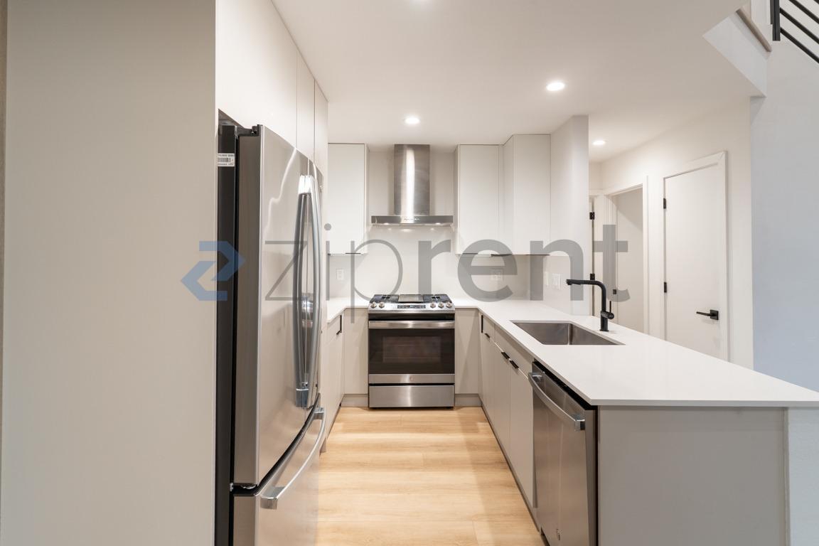 Building Photo - Unit D