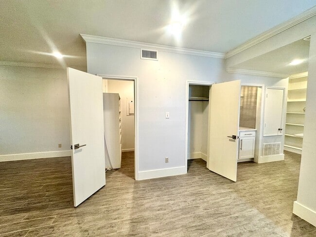 Building Photo - 2323 Bering Dr