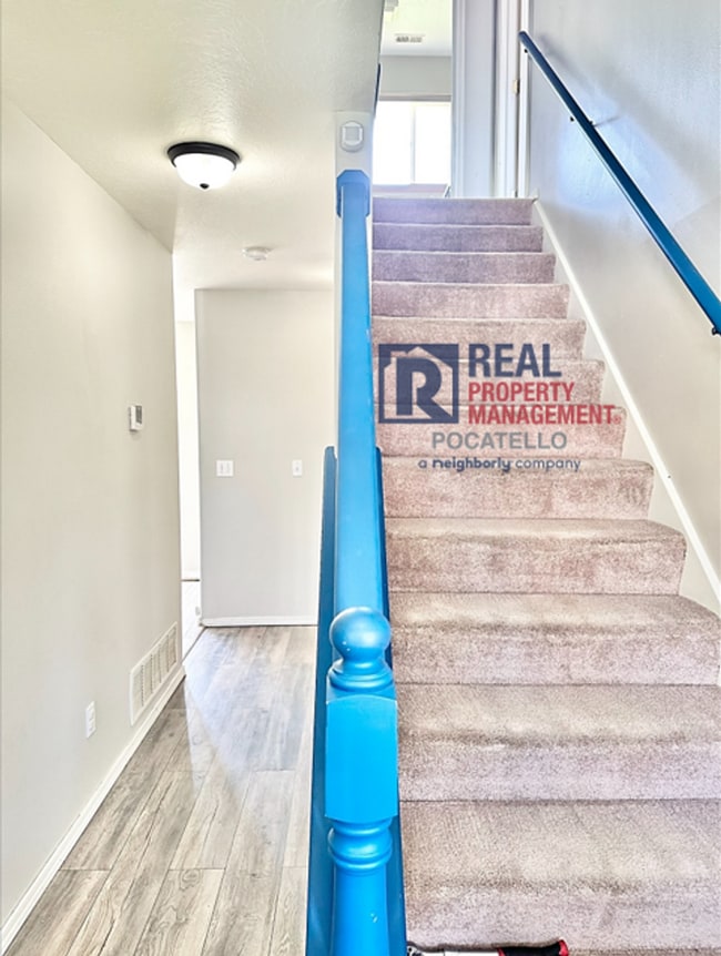 Building Photo - 5 Bedroom 3.5 Bath House - Pet Friendly