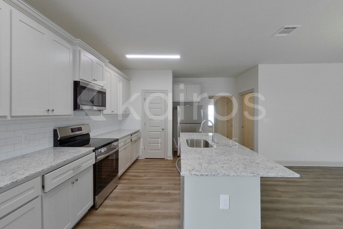 Building Photo - 8118 S Hendrick Dr