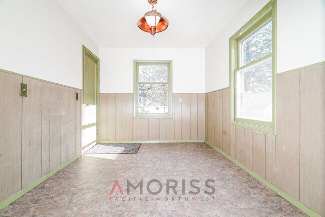 Building Photo - Spacious, clean, updated home ready now! $200 Off First Month´s Full Rent