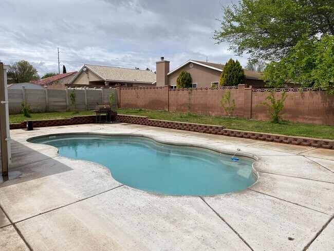 Building Photo - Nice 3 Bedroom 2 Bath Home with POOL and RV Parking