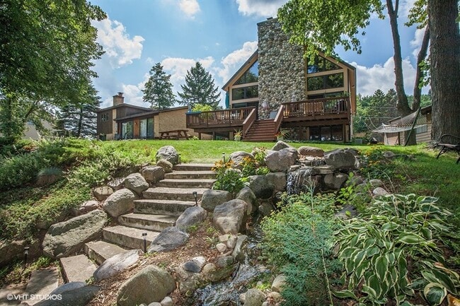 Building Photo - 4106 W Lake Shore Dr