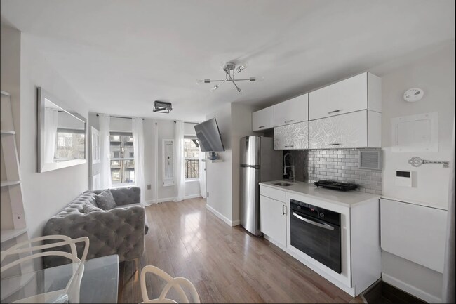 Building Photo - 371 E 10th St