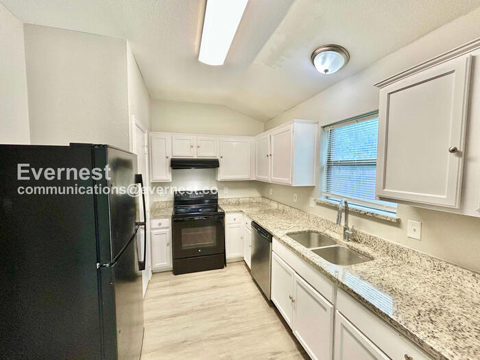 Building Photo - 130 Creek Cove Dr