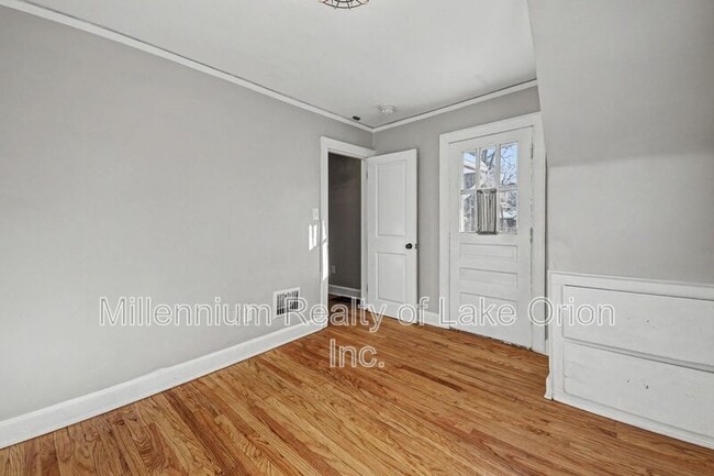 Building Photo - 419 W Iroquois Rd