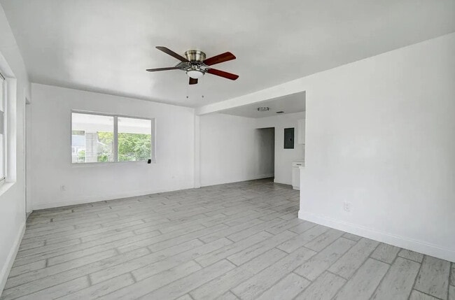 Building Photo - 702 42nd St
