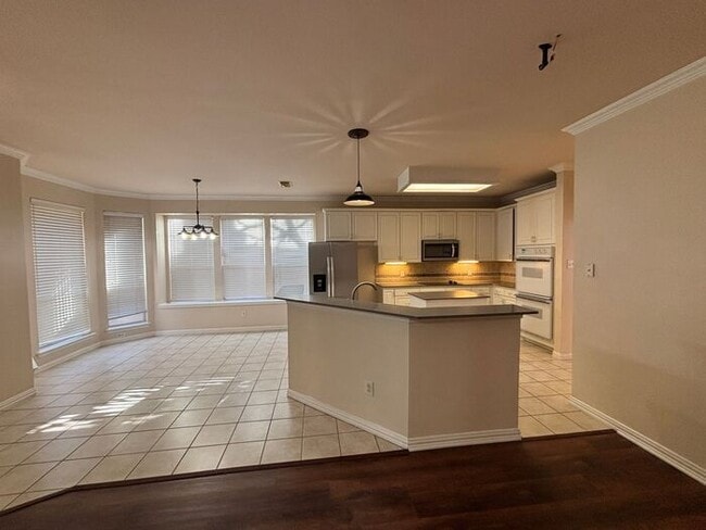 Building Photo - Beautiful 4BR 3.5BA Home w/ 3 Car Garage • Patio & Yard • 3 living areas in Grapevine