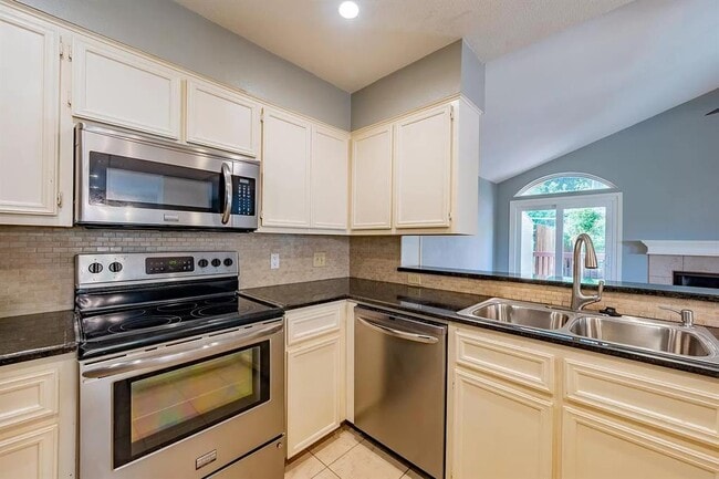 Building Photo - 6616 Mesa Hollow Dr