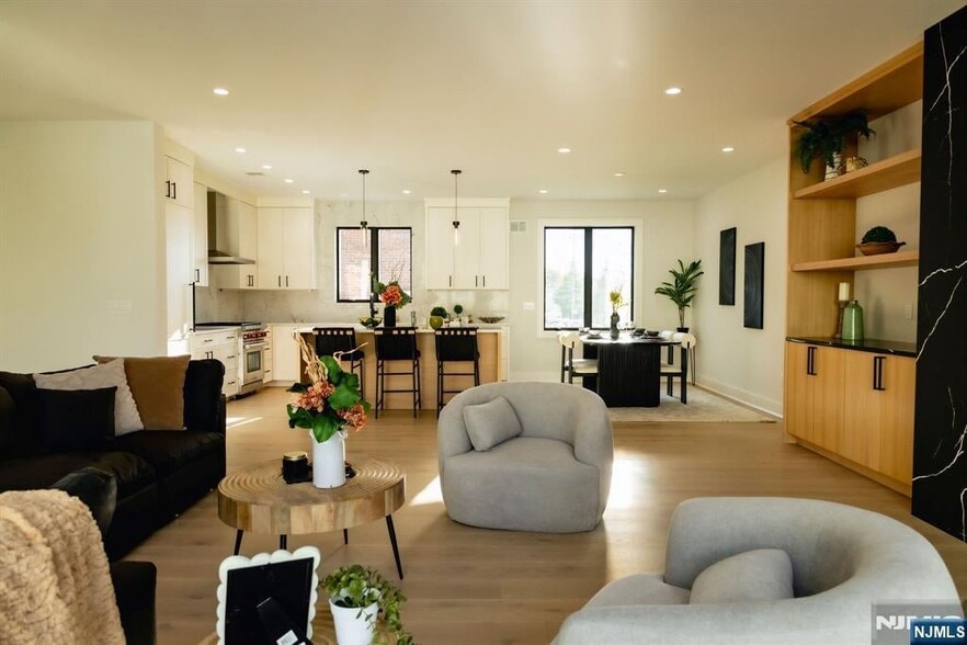 Building Photo - 401 Grand Ave