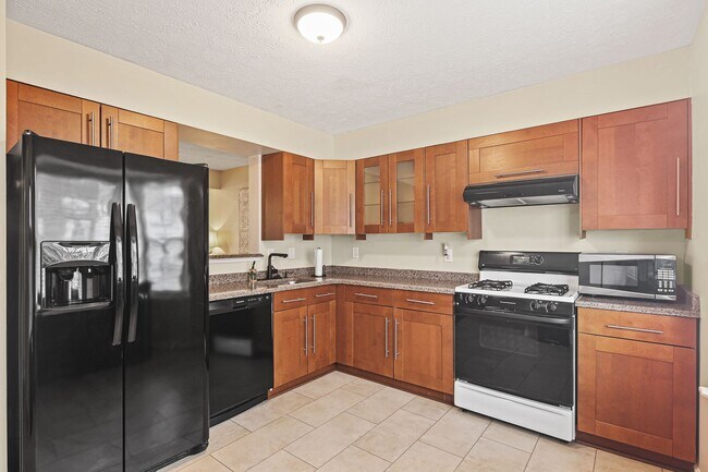 Building Photo - Bright & Spacious 3-Bedroom, 2 Full & 2 Half Bath in New Market