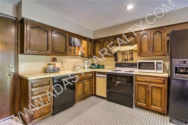 Building Photo - Beautiful Duplex in Olathe-Available in JU...