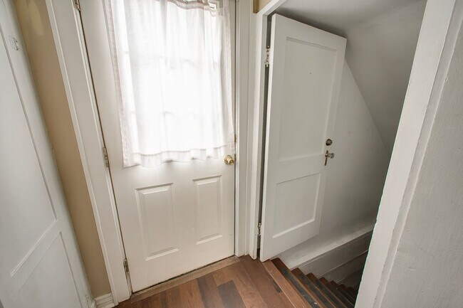 Building Photo - Charming 3-Bedroom Home with Spacious Base...