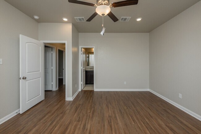 Building Photo - Bright & Cozy Duplex