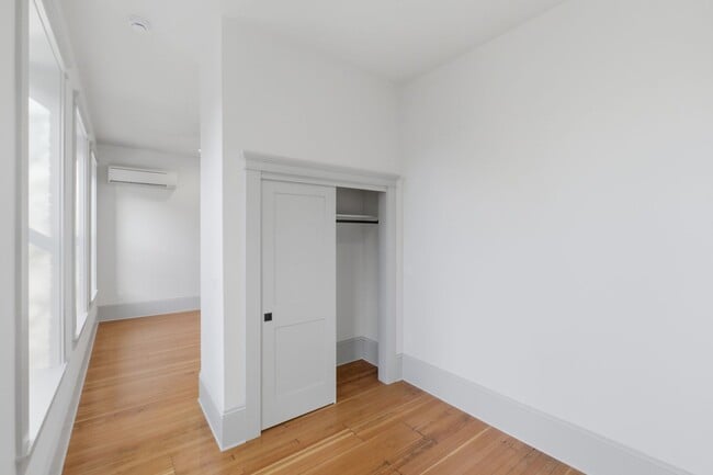 Building Photo - MOVE IN SPECIAL - NEWLY RENOVATED DOWNTOWN SALEM ONE BEDROOM