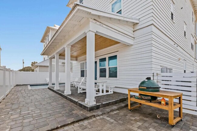 Building Photo - 14324 Front Beach Rd