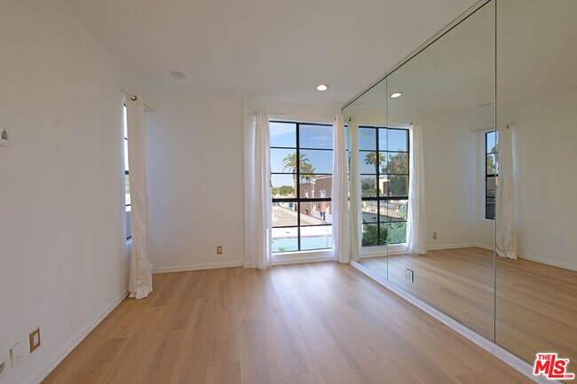 Building Photo - 234 S Gale Dr