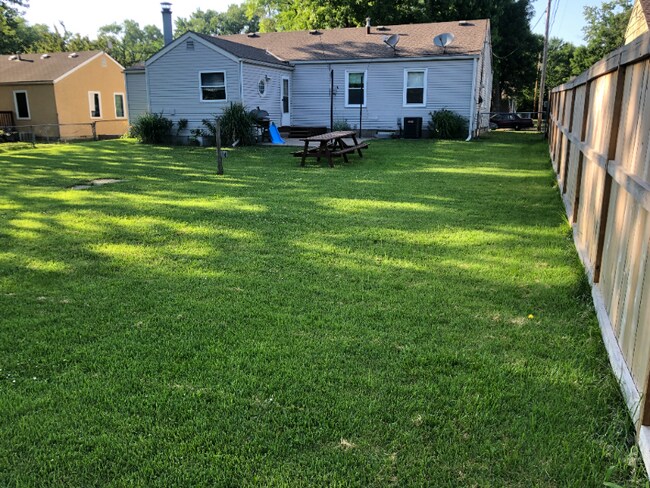 Building Photo - 1109 E Fredrickson Dr