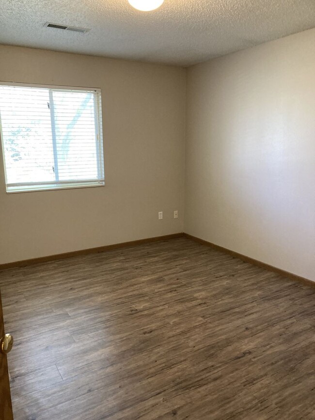 Building Photo - East side 2 bedroom Condo in Iowa City. Ga...