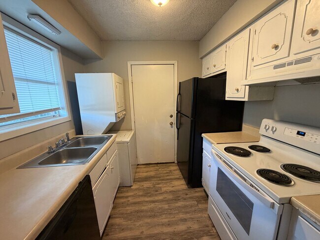 Building Photo - 707 Meadowbrook St
