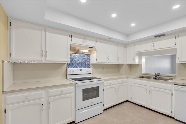 Building Photo - 3200 Port Royale Dr N