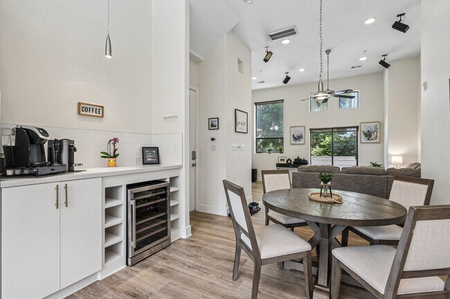 Building Photo - 2305 Camden Dr