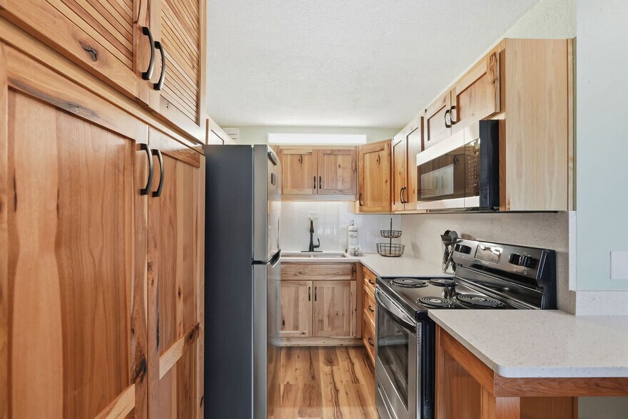 Building Photo - 8743 Thomas Dr