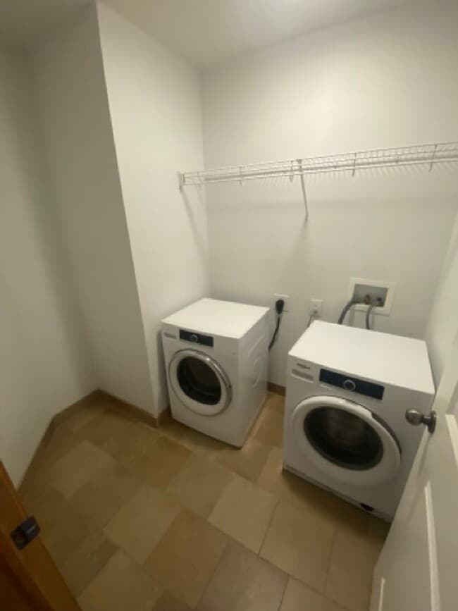 Building Photo - 3044 SW Sharmin Ln